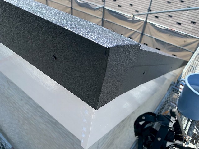 片流れ屋根の破風板にコーキング材を充填した様子